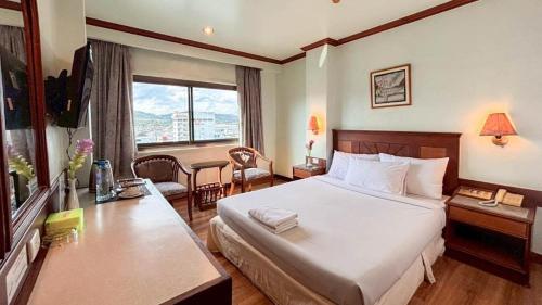 Postel nebo postele na pokoji v ubytování Sri Betong Hotel