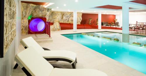 Bazén v ubytování Hotel Almina nebo v jeho okolí