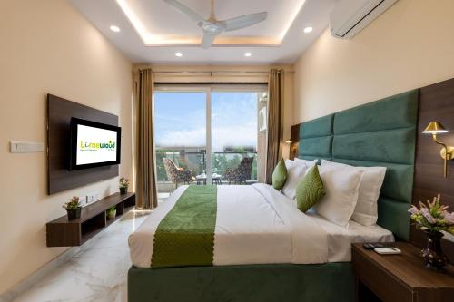 Televisyen dan/atau pusat hiburan di Limewood Stay Service Apartment 1BHK - Millennium City Centre