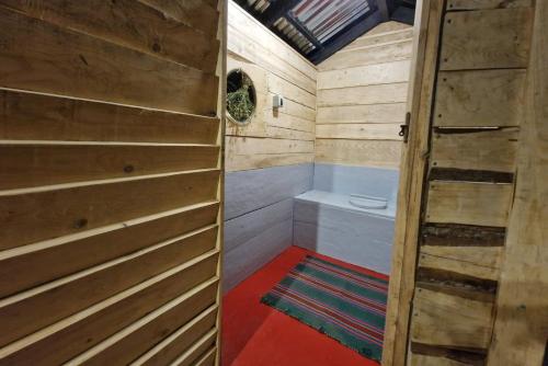 Φωτογραφία από το άλμπουμ του Private Glamping Bell Tent on Wooden Platform in Nature Mountains σε Shelçani