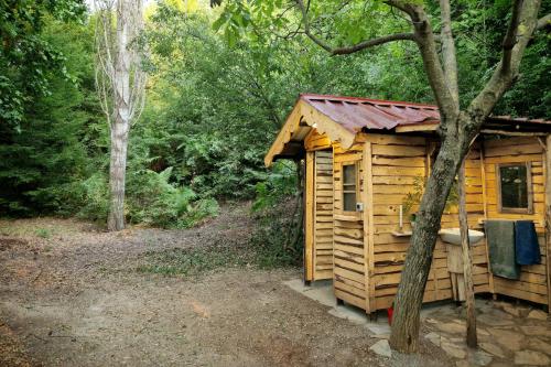 Φωτογραφία από το άλμπουμ του Private Glamping Bell Tent on Wooden Platform in Nature Mountains σε Shelçani