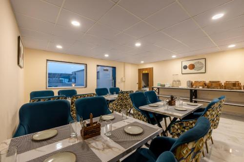 Ruang duduk di Limewood Stay Service Apartment 1BHK - Millennium City Centre