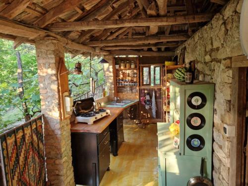 Η κουζίνα ή μικρή κουζίνα στο Private Glamping Bell Tent on Wooden Platform in Nature Mountains
