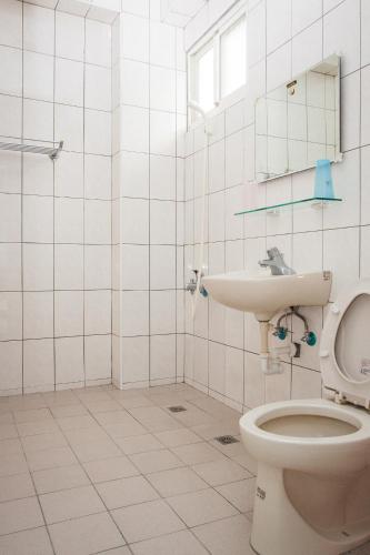 a bathroom with a toilet and a sink at 峽谷民宿 Valley B&B in Fushi
