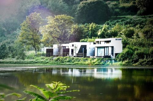 een wit huis aan de oever van een rivier bij Stay Harum Cheongdo in Hŭksŏk