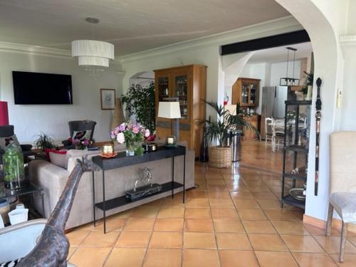 una sala de estar con un sofá y una mesa en La Bastide de Freinet, en Vence