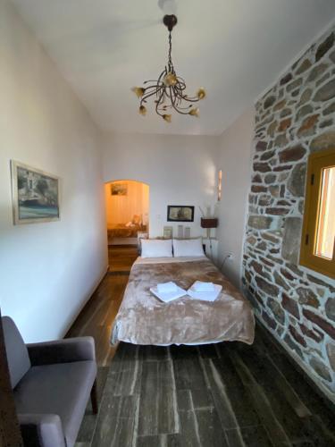 Postel nebo postele na pokoji v ubytování Castle Rizaraki