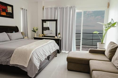 Ένα ή περισσότερα κρεβάτια σε δωμάτιο στο Triton's Cozy Condominium