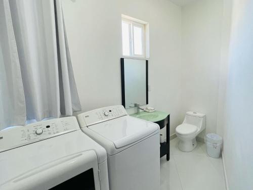 Ένα μπάνιο στο Triton's Cozy Condominium