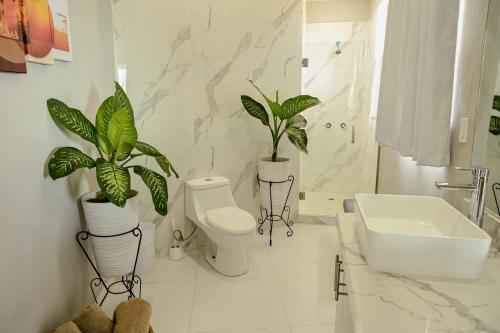 Ένα μπάνιο στο Triton's Cozy Condominium