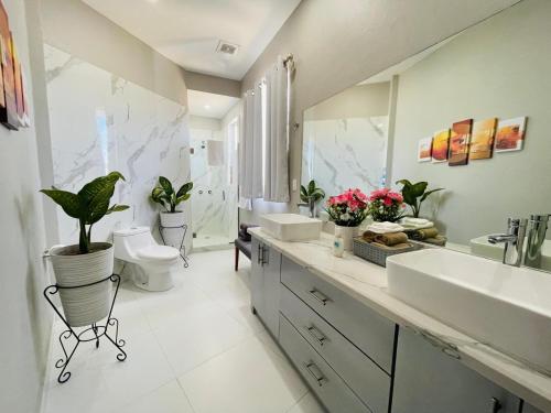 Ένα μπάνιο στο Triton's Cozy Condominium