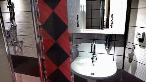 een badkamer met een wastafel en een spiegel bij Villa Summer House in Sveti Konstantin