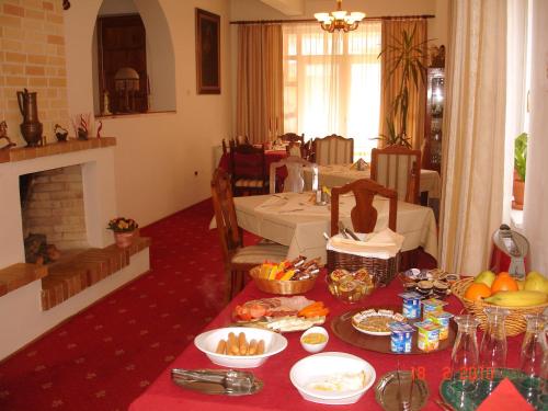 a room with a table with food on it at Villa-Hotel Escala in Cluj-Napoca