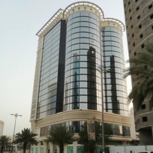 a large building with a lot of windows at فندق شعاع النزهة in Az Zāhir
