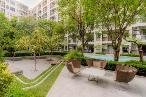 Taman di luar La Casita Pool Access Condo Huahin Only 10 minutes to the beach