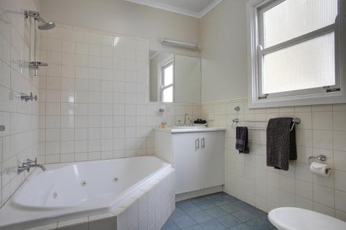 Bilik mandi di Port Lincoln Foreshore Apartments