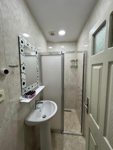 un baño con lavabo y ducha en Stanpoli Family Apartments, en Estambul