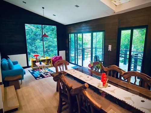 Posezení v ubytování Brookview Haven Full House Stay