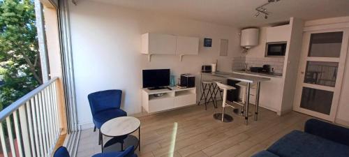 un petit appartement avec une cuisine et un salon dans l'établissement Appartement bord de mer le Capitaine, à Valras-Plage