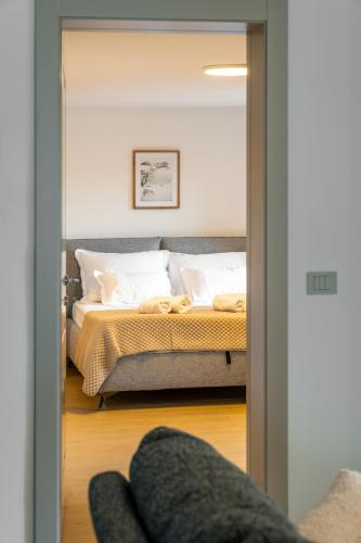 a bedroom with a bed and a mirror at Casa Eva in Opric