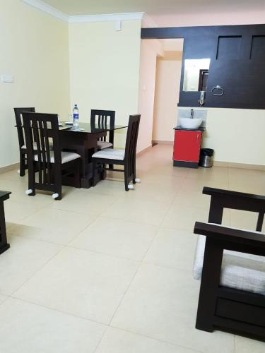 Una cocina o zona de cocina en SHALOM RESIDENCY