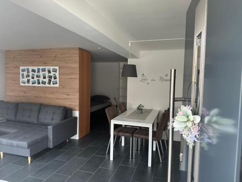 a living room with a table and a couch at Ferienwohnung Thermenblick in Bad Windsheim