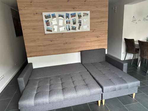 a bench in a room with a table and chairs at Ferienwohnung Thermenblick in Bad Windsheim