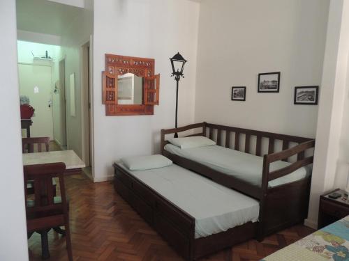 1 dormitorio con 2 camas y espejo en Apartamento Copacabana, en Río de Janeiro