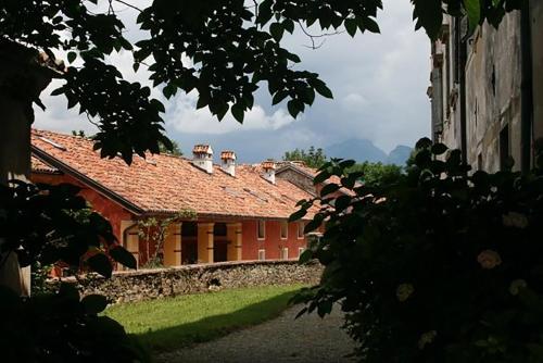 ベッルーノにあるAgriturismo Casa de Bertoldiの赤屋根の家