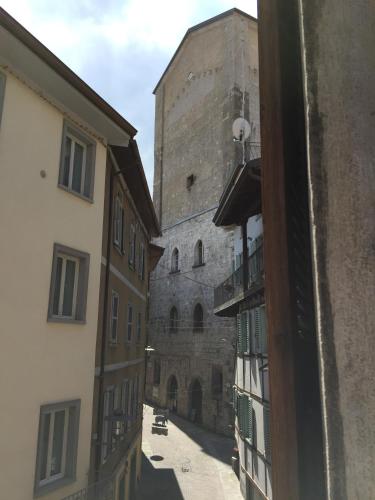 a view of an alley with a large building at La Casa di Paola in Lovere