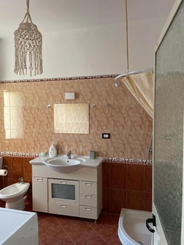 łazienka z umywalką i toaletą w obiekcie Light Hub w Durrës