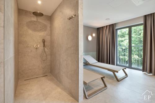 Ένα μπάνιο στο Apartamenty WIDOKOWY VIP Sand Dunes Dziwnów 60m od plaży EPapartamenty