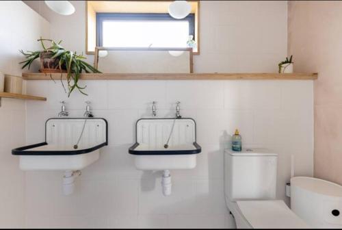 Bilik mandi di The Birch House