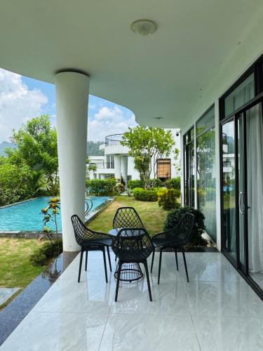 Kolam renang di atau dekat dengan 3BR Villa with private pool - Biệt thự 3 phòng ngủ có bể bơi riêng - Ivory Hoà Bình