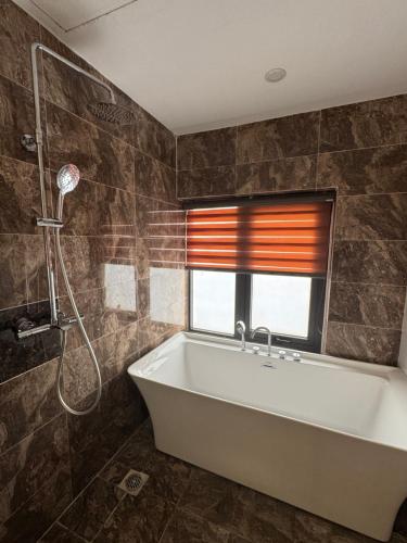 Bilik mandi di 3BR Villa with private pool - Biệt thự 3 phòng ngủ có bể bơi riêng - Ivory Hoà Bình
