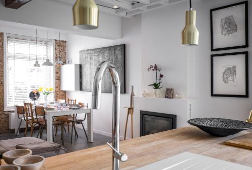 uma cozinha e sala de estar com uma mesa e uma sala de jantar em Csar Private Guesthouse em Bruges