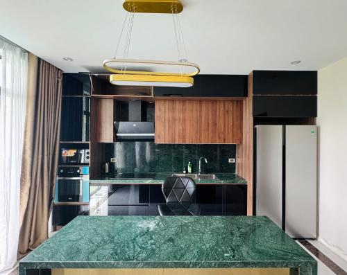 Dapur atau dapur kecil di 3BR Villa with private pool - Biệt thự 3 phòng ngủ có bể bơi riêng - Ivory Hoà Bình