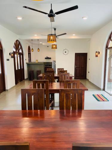 a dining room with a table and chairs at The Arch View in Habaraduwa