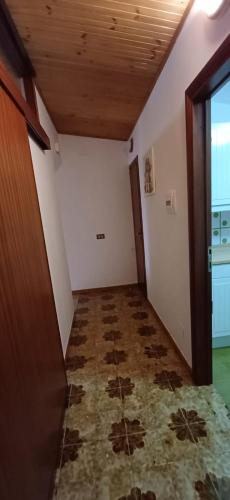 a hallway with a room with a tile floor at Casa Relax in Centro in Pescasseroli