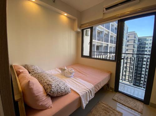 Ліжко або ліжка в номері The Nuebe Chalet near SM Moa Pasay City