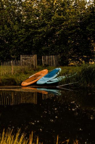 Galería fotográfica de A-Frame Vijverhuisje met uitzicht over de vijver en Jubbega-Schurega