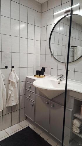 ザンクト・ファイト・アン・デア・グランにあるWohnung im Herzen Kärntensの洗面台と鏡のあるバスルーム