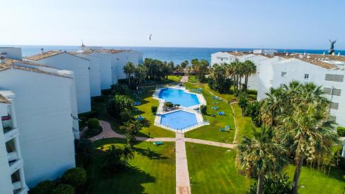MARBELLA BANUS SUITES - Banús - Playa Rocio - Beachfront Complex -3BD-3BA - Direct Access to the Beach - Outdoor Terrace - 3 min Walk to Puerto Banús - Walk to Marina, Beach & El Corte Ing Luxury Shopping - Ideal for Families