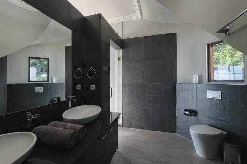 Koupelna v ubytování Blue Marlin 6-BR Villa Singaraja Bali