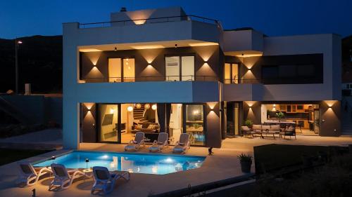 New, villa Bond Dubrovnik, beautiful sea view near beach with heated pool