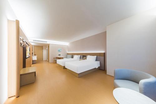 una habitación de hotel con una cama y un sofá en Ji Hotel Beijing Fangshan District Goverment, en Beijing