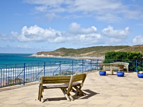 - un banc installé sur une terrasse donnant sur l'océan dans l'établissement 5 Devon Beach Court, à Woolacombe