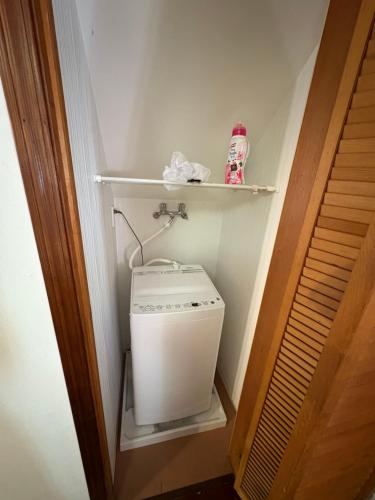 a washer and dryer in a small room at 高島市一棟貸切 貸別荘グループファミリーok 大人数でご利用だとお得連泊がお得BBQ可自転車無料利用可ペット可 in Takashima