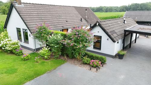 an aerial view of a white house with flowers at Ons kleine huisje in Gasselte