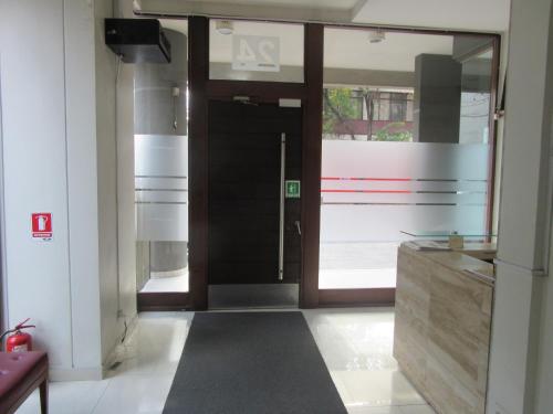 a hallway with a door to a building with a sidx sidx sidx at Departamento Metro Parque Bustamante in Santiago